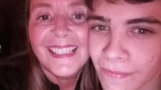 Claire com seu sobrinho Max que morreu de câncer - Foto: Reprodução Mirror