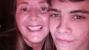 Claire com seu sobrinho Max que morreu de câncer - Foto: Reprodução Mirror