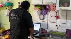 Foram identificados mais de 600 arquivos contendo vídeos e imagens com cenas de nudez e sexo envolvendo crianças e pré-adolescentes, armazenados pelo suspeito em uma conta na internet - Foto: Divulgação/PCAL