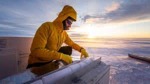 Presos em tempestade, cientistas celebram Natal em pequena barraca no gelo da Antártida - Marcelo Curia / ICCE