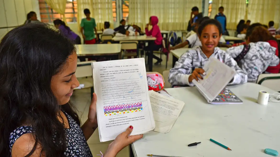 O piso salarial é o valor mínimo que professores devem ganhar no Brasil. - Foto: Agência Brasil