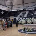 Família e amigos se despedem de Léo Batista em velório na sede do Botafogo - Eduardo Anizelli / Folhapress