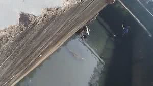 Imagem Suspeito de assalto é espancado por populares e se joga em córrego para escapar