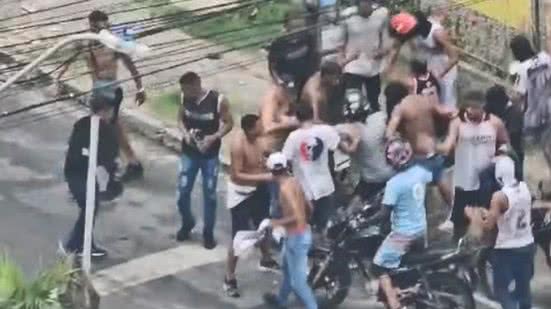 Confusão generalizada entre torcedores do Sport e do Santa Cruz apavorou moradores do Recife - Reprodução