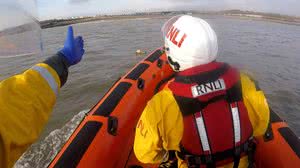 Golden retriever é resgatada a 300m da costa após entrar no mar e ficar à deriva - Reprodução / X / @PorthcawlRNLI 2