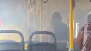 Celular pega fogo no bolso de passageira dentro de ônibus - Reprodução