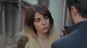 Imagem Ceyda reencontra um antigo amor, mas finge não se lembrar