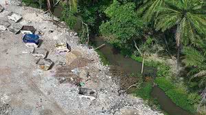 Biota flagrou despejo de metralha em área de mangue em Jacarecica - Foto: Cortesia/Instituto Biota