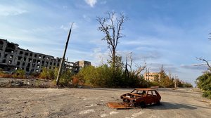 Rússia está em guerra desde 2022. Na imagem, rastro de destruição em Mariuopol - Folhapress / Folhapress