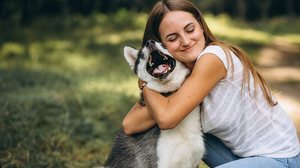 Mulher abraça seu cão - Freepik