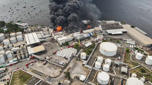 Corpo de Bombeiros atua com várias equipes no combate ao fogo - Foto: Governo do Rio