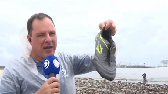 Chuteira, cadeira de rodas e 'mar de lixo' são arrastados pela chuva até Praia da Avenida - Reprodução / TV Pajuçara