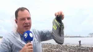 Chuteira, cadeira de rodas e 'mar de lixo' são arrastados pela chuva até Praia da Avenida - Reprodução / TV Pajuçara