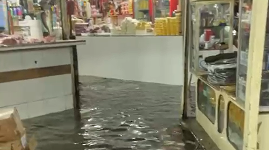 Em alguns pontos do mercado, a chuva chegou à altura dos joelhos - Foto: Reprodução
