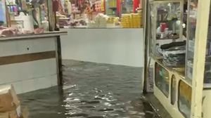 Em alguns pontos do mercado, a chuva chegou à altura dos joelhos - Foto: Reprodução