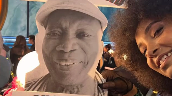 Esperanza Spalding mostra cartaz com a foto de Milton Nascimento na área VIP - Foto: Reprodução/Instagram