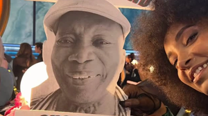 Esperanza Spalding mostra cartaz com a foto de Milton Nascimento na área VIP - Foto: Reprodução/Instagram