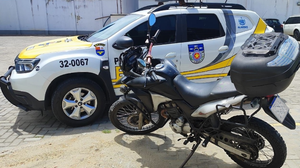 A moto roubada foi recuperada na Avenida Lourival Melo Mota, em frente ao Hospital Universitário - Foto: Ascom PM