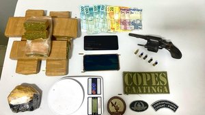 Equipes da Copes prenderam dois homens e apreenderam uma arma de fogo e mais de quatro quilos de entorpecentes