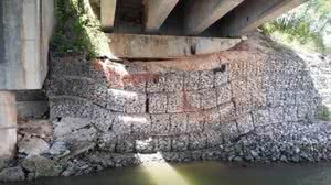 Estrutura de contenção da cabeceira da ponte, que impede risco de erosão, está em risco, diz Defesa Civil - Reprodução / TV Pajuçara