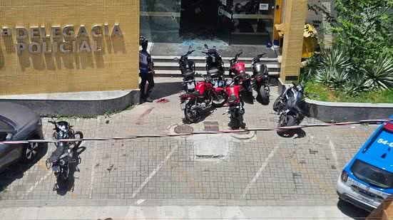 Porta da 59ª DP (Duque de Caxias) ficou estilhaçada por conta dos tiros - Reprodução