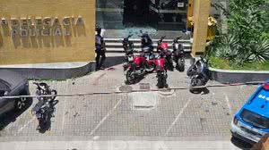 Porta da 59ª DP (Duque de Caxias) ficou estilhaçada por conta dos tiros - Reprodução