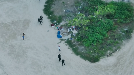 Trio foi registrado pelo Drone da Oplit embalando drogas para comercialização - Foto: Reprodução