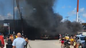 Moradores bloqueiam pista em terminal de ônibus do Benedito Bentes - Reprodução / Redes sociais