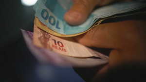 O dinheiro é depositado direto na conta do beneficiário - Foto: Agência Brasil