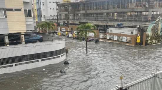 Ruas da capital alagoana ficaram alagadas na manhã desta quarta-feira (5) - Foto: Reprodução