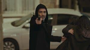 Imagem Sarp é informado sobre sequestro e chega de surpresa ao apartamento de Bahar para salvar a família