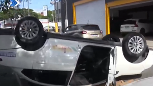 Táxi com três ocupantes capota na Avenida Brasil, em Maceió - Foto: Reprodução/TV Pajuçara