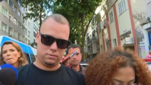 Foto: Reprodução/RJ2 - Lucas Felipe Carneiro presta depoimento por ter chutado idosa pelas costas