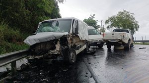 Veículos ficaram parcialmente destruídos - Foto: Cortesia ao TNH1
