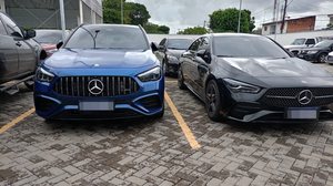 Foram apreendidos dois veículos de luxo - Divulgação/PCAL