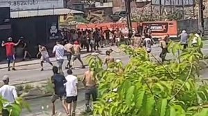 Dois ônibus com torcedores presos foram encaminhados à delegacia - Foto: Reprodução