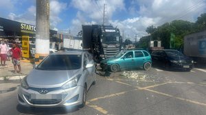 Imagem Acidente envolvendo cinco veículos trava o trânsito na Via Expressa, em Maceió