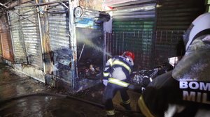 Barracas atingidas são uma de celulares e a outra de confecçõe - Foto: Cortesia/CBMAL