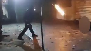 Adolescente é detido após atirar artefatos incendiários em morador de rua e transmitir em rede social na Zona Oeste do Rio - Foto: Reprodução