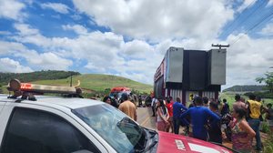 Acidente com trio elétrico deixa duas vítimas presas às ferragens no interior - Reprodução