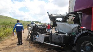 Fenômeno tecnicamente denominado "jackknife" forçou a invasão da pista contrária - Foto: Agência Alagoas