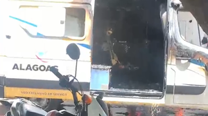 Ambulância pega fogo em frente à Unidade de Pronto Atendimento de Penedo - Foto: Reprodução