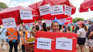 'O traste sumiu': ambulante usa divórcio como apelo para vendas em bloco - Marcelo Justo / UOL