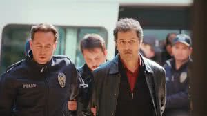 Imagem Arif é preso após a polícia encontrar uma arma na cafeteria