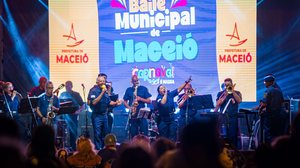 Imagem Baile Municipal resgata tradição e anima foliões na Praça Dois Leões
