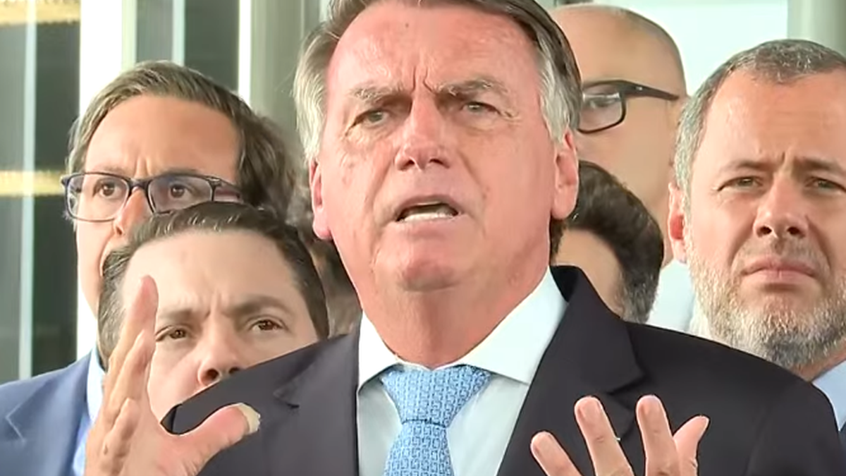 Bolsonaro pede autorização para receber assessor de Trump na prisão