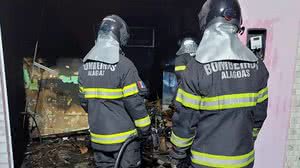 Guarnição do Corpo de Bombeiros combate incêndio - Ascom CBMAL