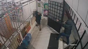 Imagens fortes: câmera flagra homem sendo executado com tiros de espingarda em depósito de bebidas - Reprodução