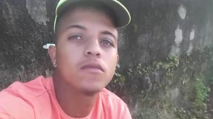 Danilo Franklin Mizael dos Santos, de 24 anos, foi assassinado a facadas pelo vizinho, cunhado e sogro. - Reprodução/TV Pajuçara