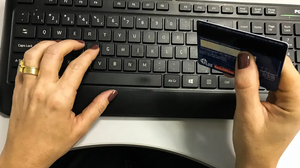 Pesquisadores veem menor renda entre os motivos do endividamento - Foto: Agência Brasil